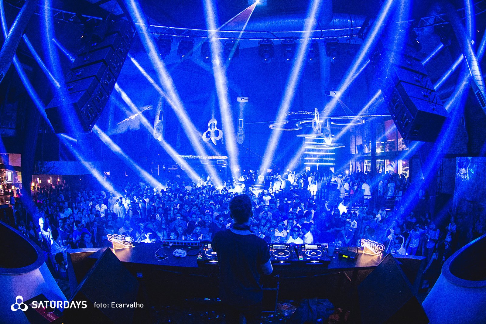 aznu-club-revista-backstages