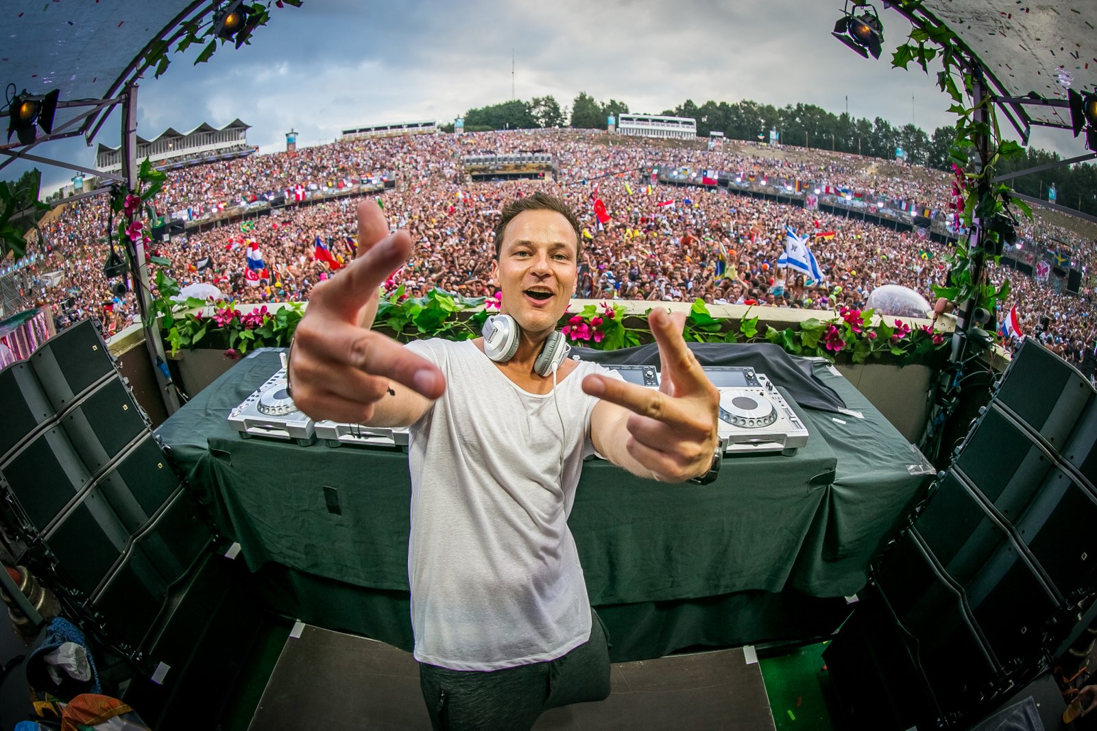 backstages-yves-v-geeft-eerste-soloconcert-in-de-lotto-arena-1035889