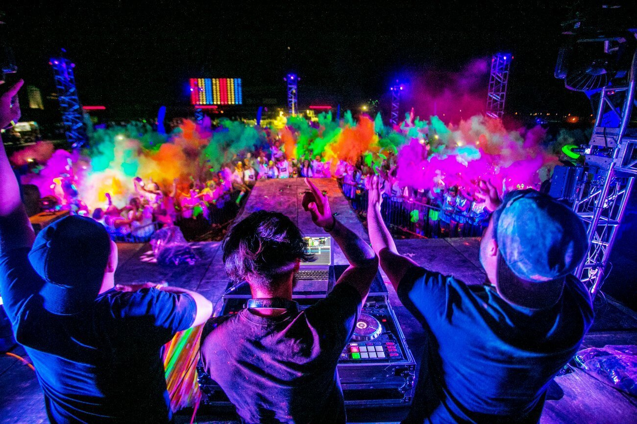 backstages-com-br-festival-une-música-eletrônica-e-muito-neon