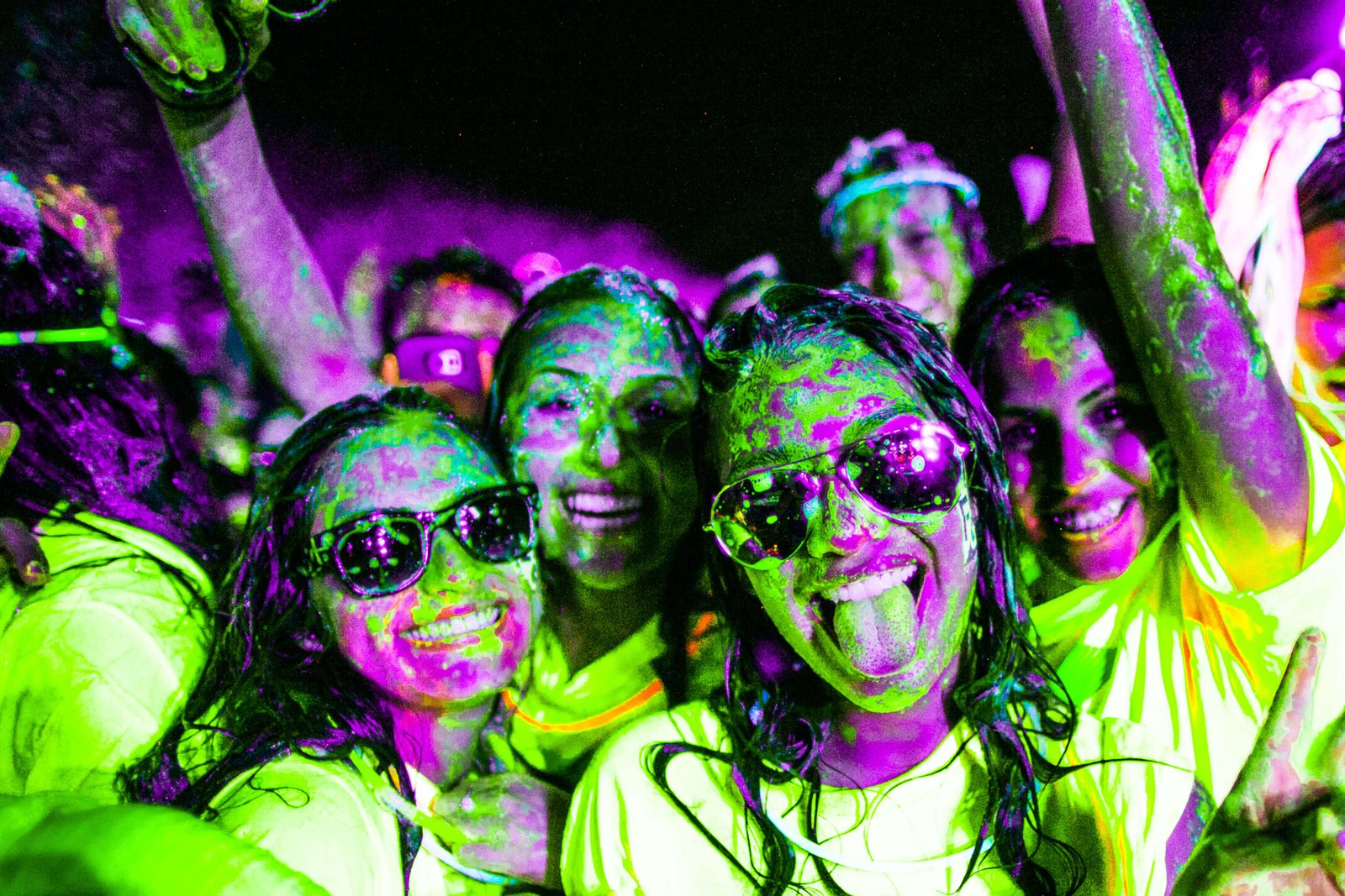 backstages-com-br-festival-une-música-eletrônica-e-muito-neon